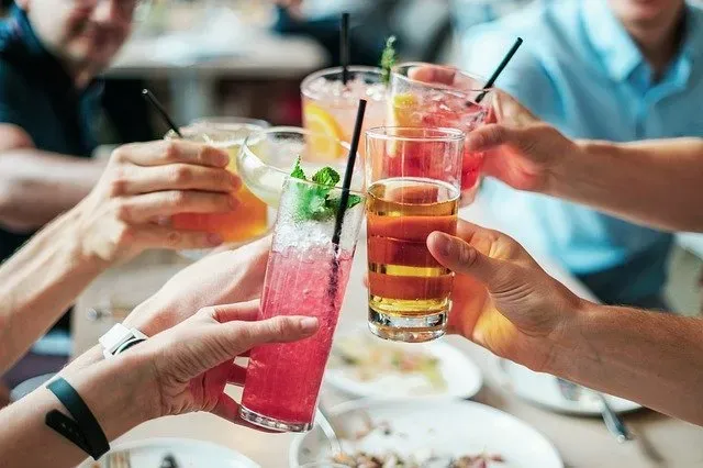 Cena de amigos en un restaurante, brindando