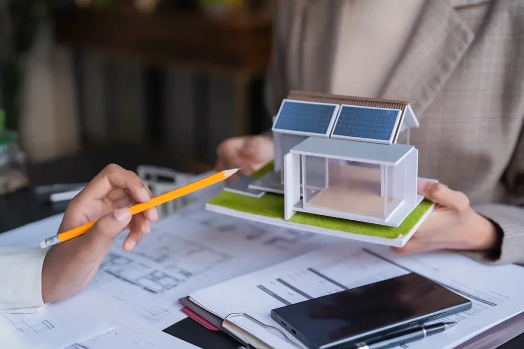 Arquitectos con modelo de casa pasiva en maqueta