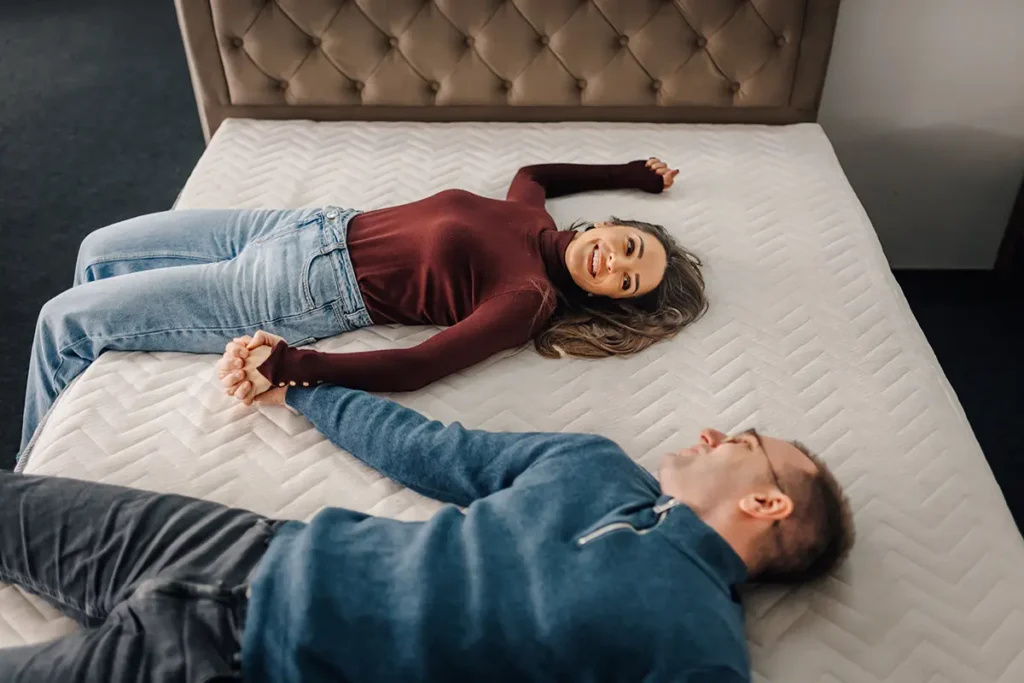 Pareja probando su nuevo colchón
