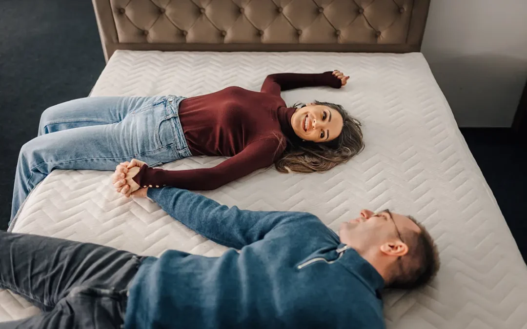 Pareja probando su nuevo colchón