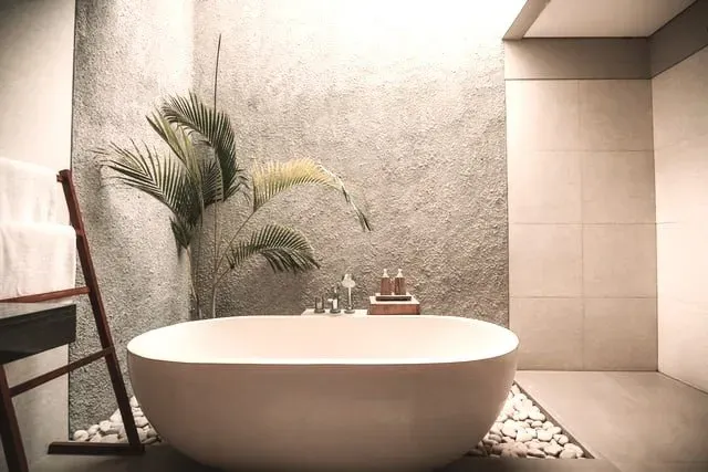 Bañera de lujo en baño moderno reformado