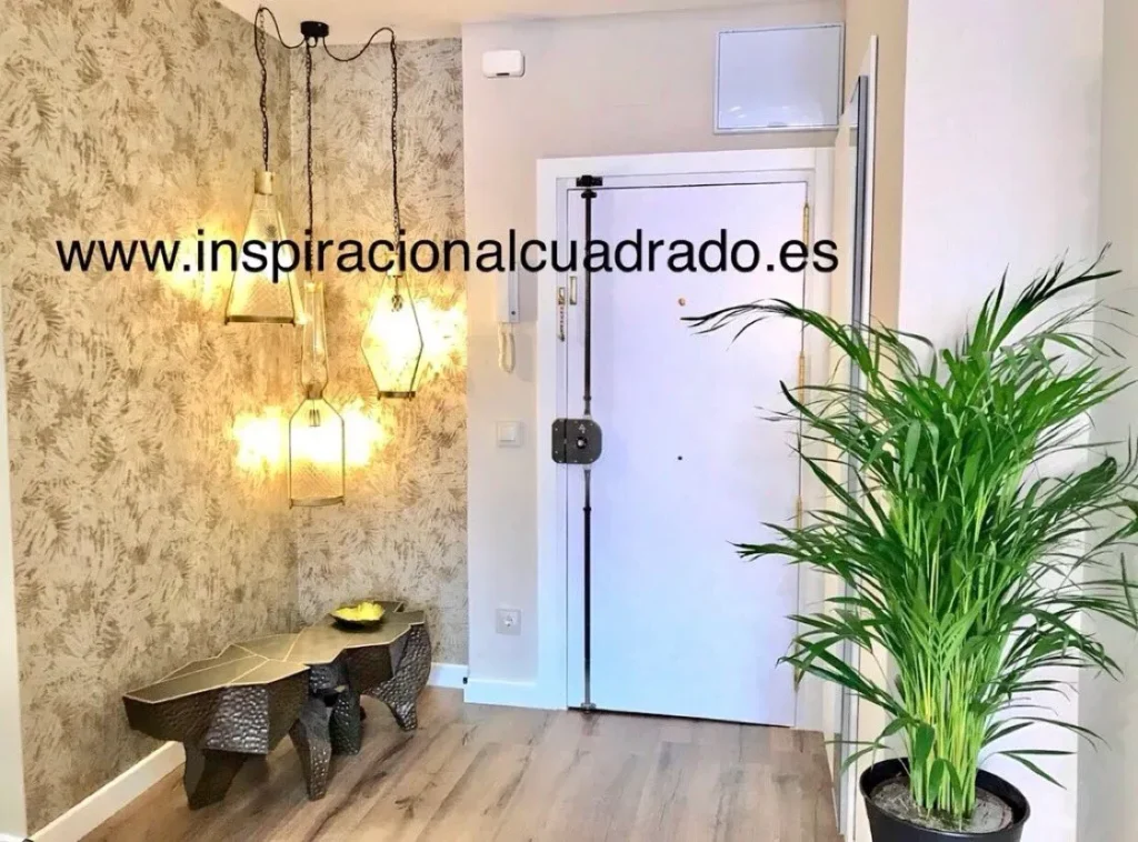 Diseño de un recibidor moderno y elegante.