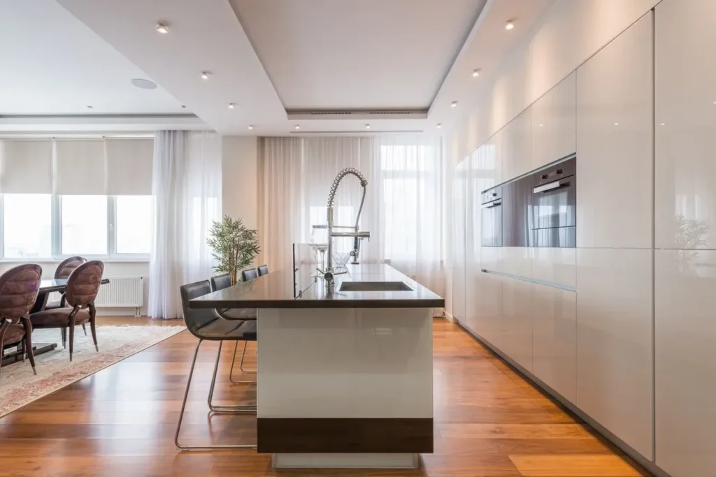 Cocina con isla central con fregadero