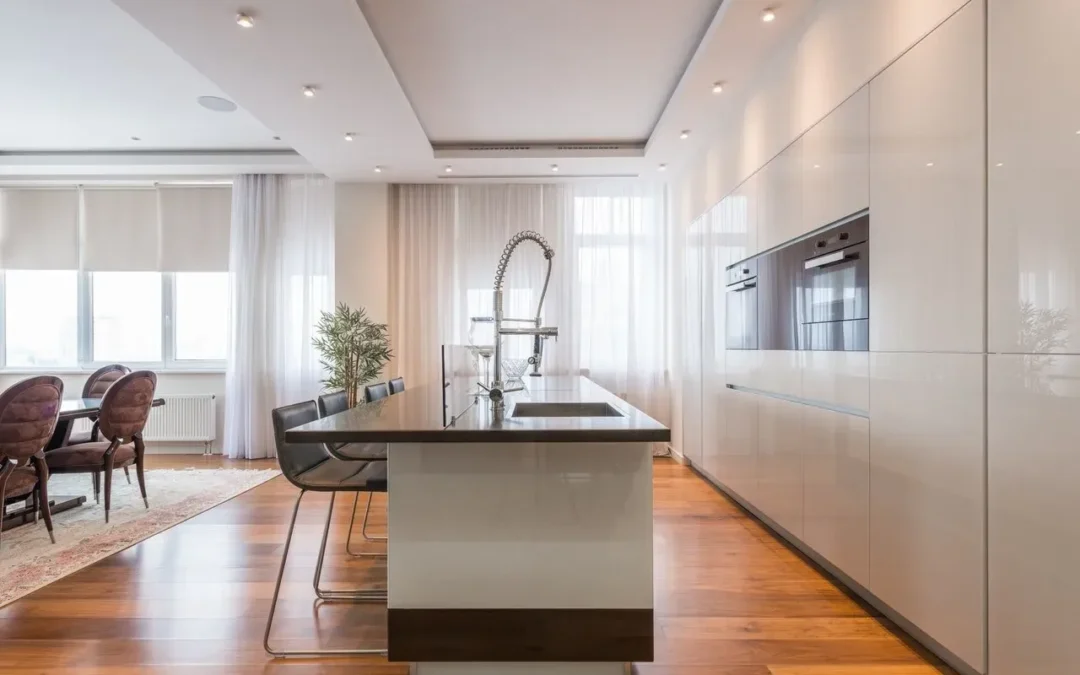 Cocina con isla central con fregadero