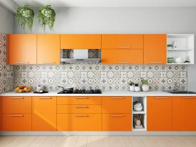 Cocina en naranja. Salpicadero con azulejos hidráulicos