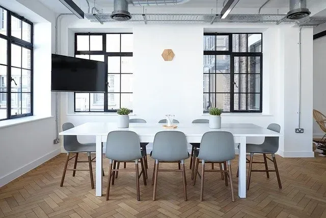 Oficina. Sala de reuniones mesa blanca