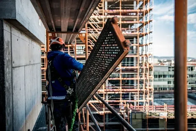 Instalación de un andamio tubular europeo