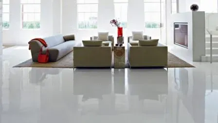 Pavimento continuo de resina epoxi en salón blanco