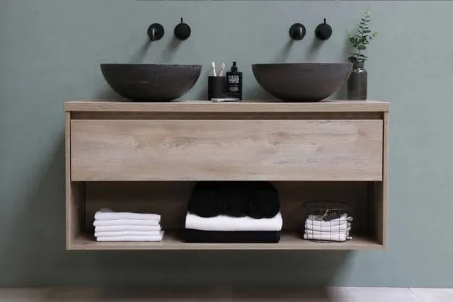 Baño doble utilizando un mueble de baño suspendido Baño doble, con dos senos en mueble suspendido