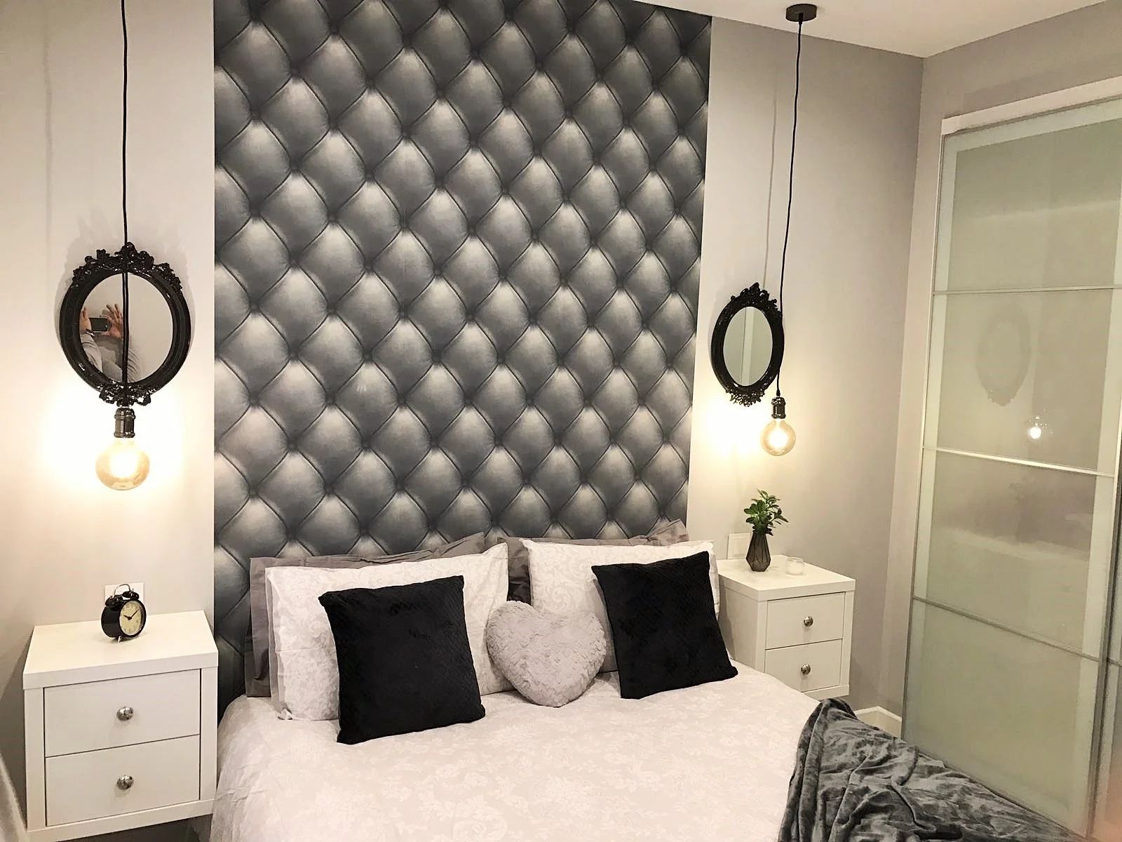 Elegante y sofisticada decoración de cuarto en tonos de gris, blanco y negro