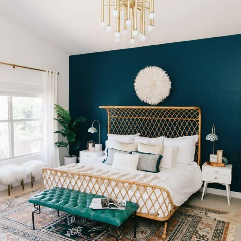 Decoracion en azul petróleo contrasta con dormitorio en blanco