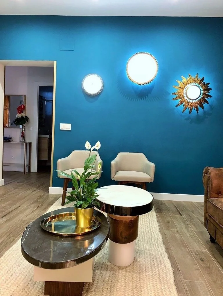 Diseño de salón. Contraste de tonos y toques de dorado. Por Inspiración al Cuadrado.