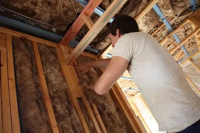 Colocando Instalación aislamiento térmico en paredes