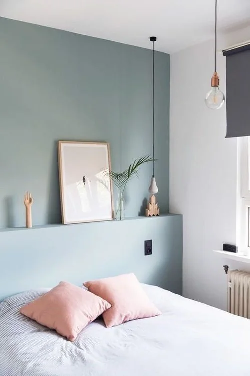 Coloca un tono de azul en la pared principal del dormitorio Coloca un tono de azul en la pared principal del dormitorio