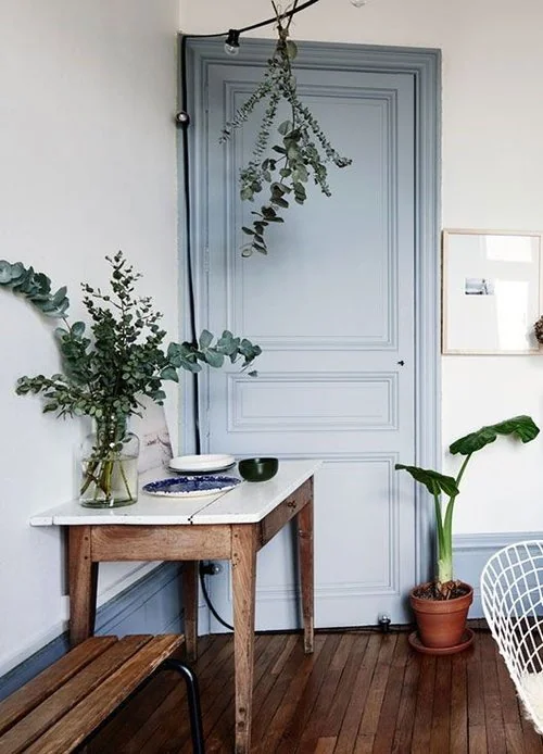 Decora en azul elementos como puertas o ventanas Decora en azul elementos como puertas o ventanas