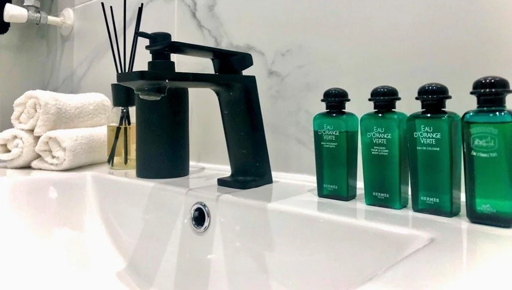 Baño con azulejos imitación mármol