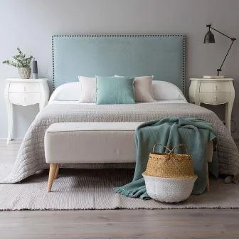 Cabecero de cama combinado con accesorios y textiles Cabecero de cama combinado con accesorios y textiles
