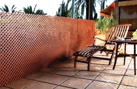Celosía de madera en jardín