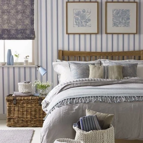 Decoración en dormitorio que promueve el relax, en color gris azulado Decoración en dormitorio que promueve el relax, en color gris azulado