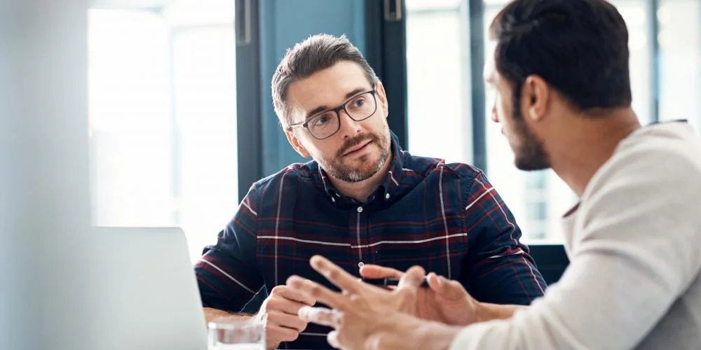 Asesor de reformas hablando con el cliente