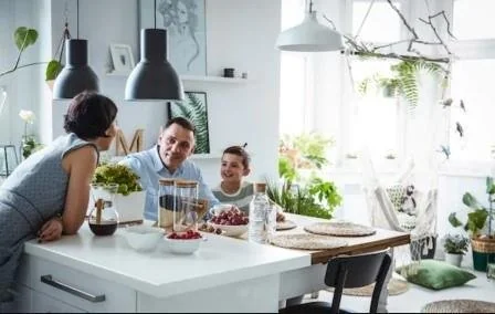 Vida familiar en una cocina abierta Vida familiar en una cocina abierta