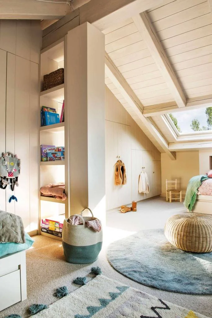Decoración de habitación infantil abuhardillada. Inspiracion al Cuadrado