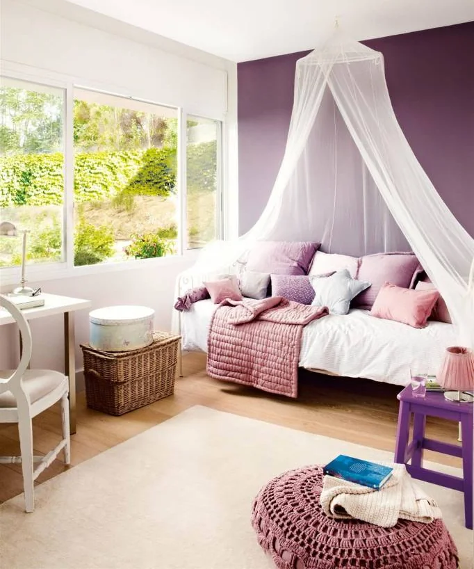 Decoración de un cuarto infantil en color púrpura