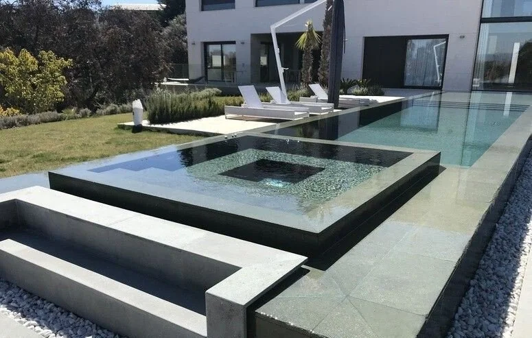 Instalación de una piscina de lujo Instalar una piscina de lujo de obra