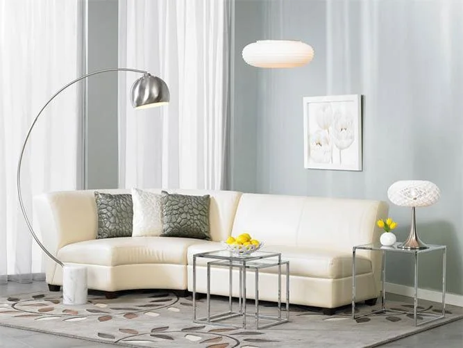 Salón con luz ambiental de focos empotrados en el techo Salon con luz ambiental con focos empotrados en el techo