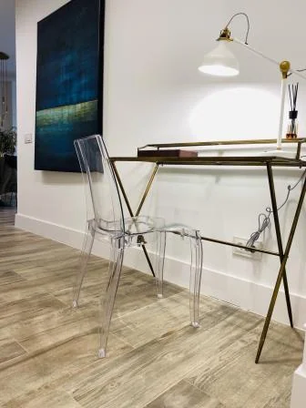 Silla de metacrilato combinada con escritorio de metal y cristal Silla de metacrilato combinada con escritorio de metal y cristal