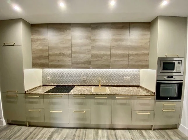Cocina color madera y dorado por Inspiración al Cuadrado Cocina color madera y dorado por Inspiracion al Cuadrado