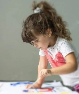 Mi niña pintando decoración navideña rotuladores acuarelables Niña pintando decoración navideña rotuladores acuarelables