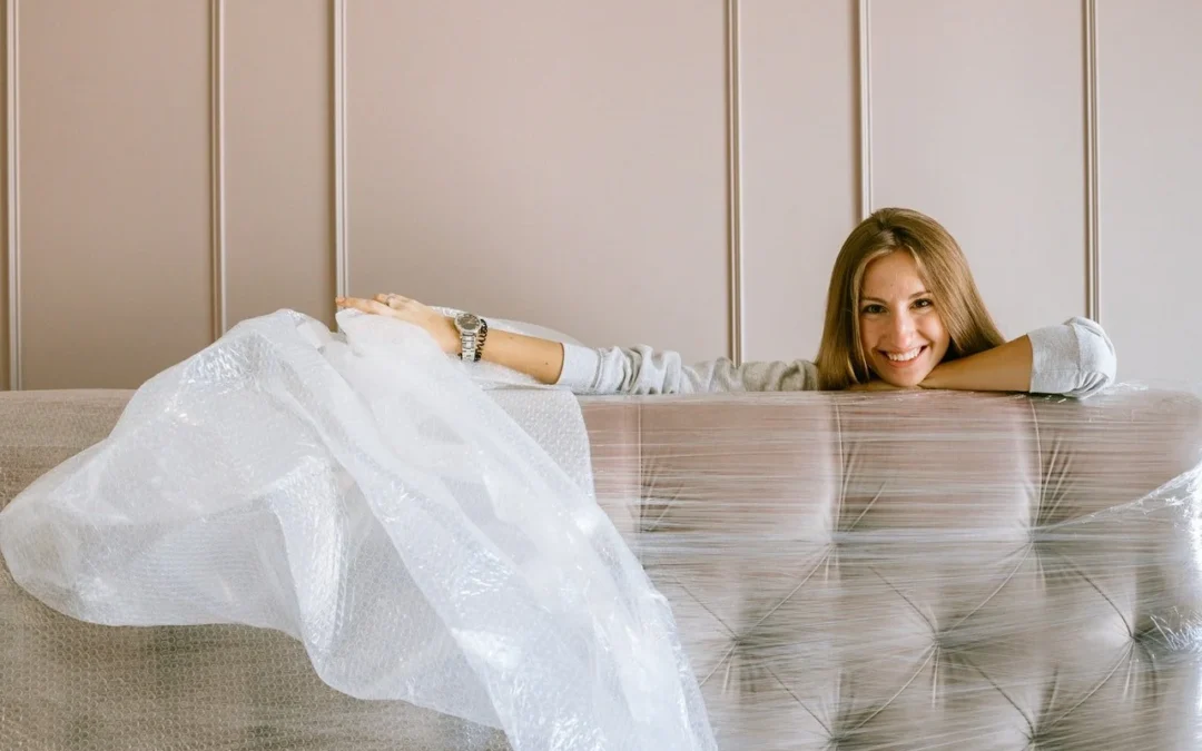 Mujer desembalando su nuevo sofá