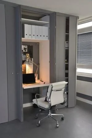 Un mueble compacto con una mesa de escritorio flotante, una puerta bonita, y almacenamiento en las puertas plegables del soho
