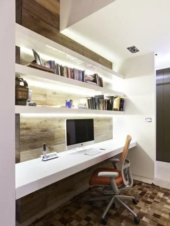 Home office en un pasillo largo y estrecho