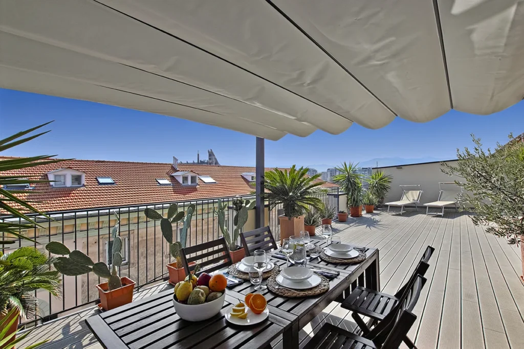Terraza con toldo
