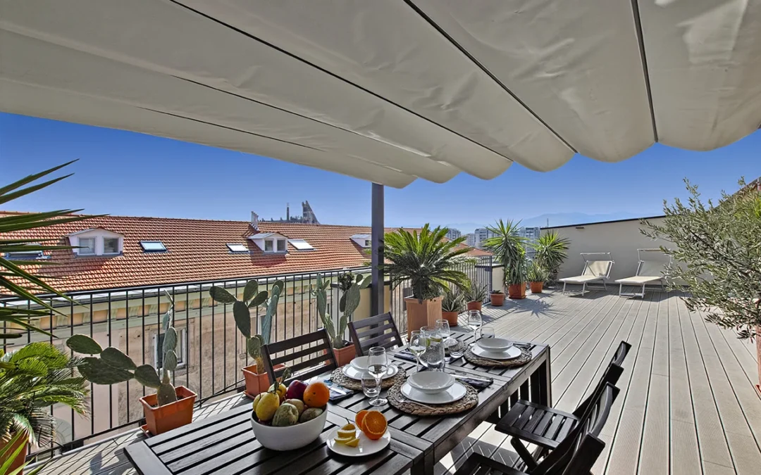 Terraza con toldo